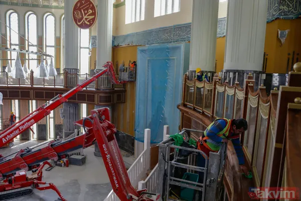 SON DAKİKA: İstanbul Taksim'de yapımı devam eden camide heyecanlandıran anlar! Dev avize ve kapı kasası takıldı! İnce işçiliğe geçildi - 9