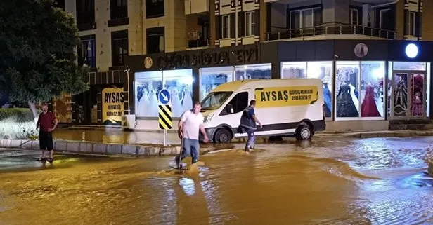 İzmir Menemen’de ana boru patladı 2 mahalleyi su bastı: İZSU’yu aradığımda 40’ıncı sıradaydım