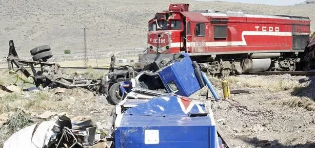Tren ile TIR çarpıştı: 1 ölü
