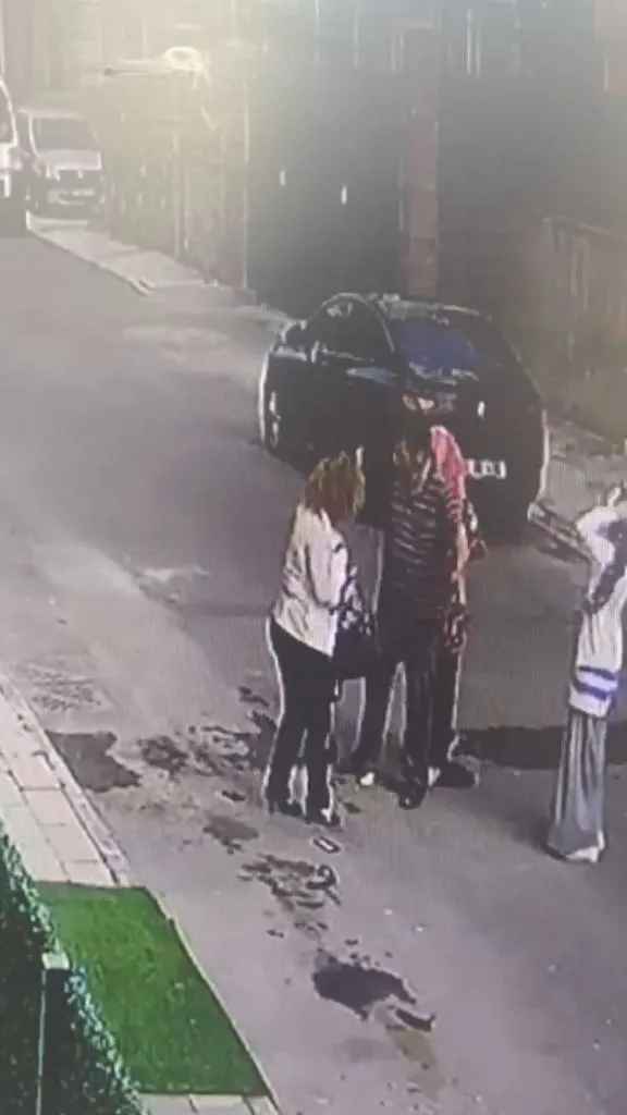 komsu-kadinlar-birbirine-girdi-olumle-tehdit-ediyor-1659954615452.jpeg Komşu kadınlar birbirine girdi: "Ölümle tehdit ediyor"-4