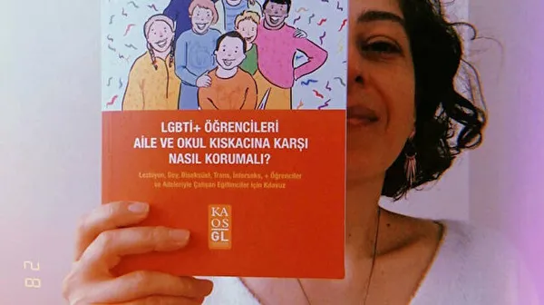 chpli-sisli-belediyesi-calisanindan-cocuklara-lgbt-ve-pkk-propagandasi-1625146838820.jpg