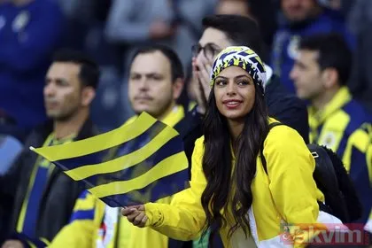 Fenerbahçe - Galatasaray derbisinde tribünlerden dikkat çeken kareler