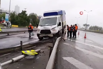 Kartal'da feci kaza! Kamyonet bariyere ok gibi saplandı
