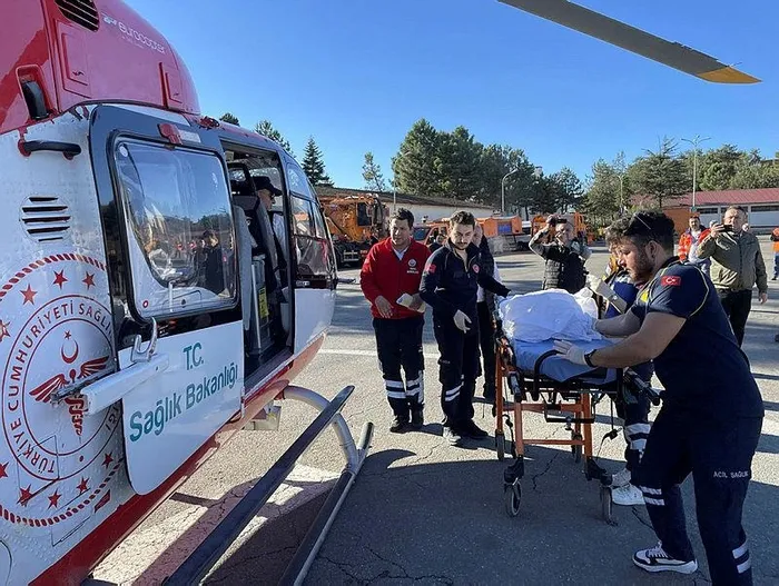 ambulans-helikopter-8-aylik-atlas-ege-bebek-icin-havalandi-bartindan-ankaraya-sevk-edildi-1699971359030.jpeg