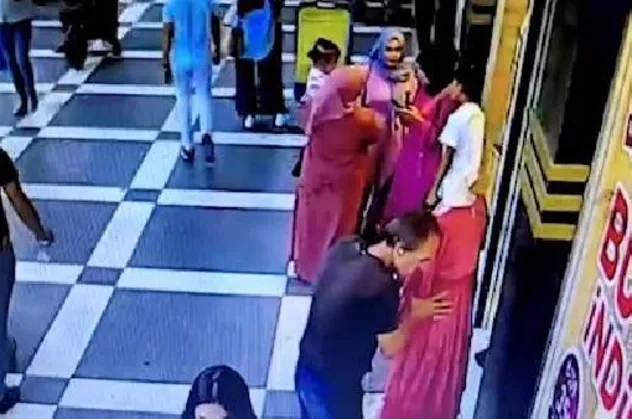 Şanlıurfa'da şaşkınlık yaratan olay! Kırmızı elbiseli cansız manken hırsızlığı kamerada