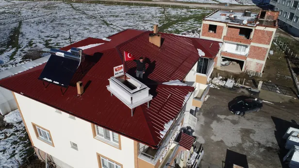 Yaptığı mermer mezarı evinin çatısında sergiliyor-7