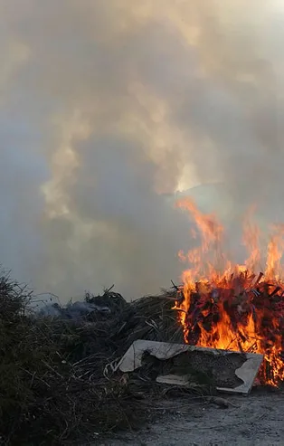 Mersin'de bir moloz deposunda yangın!