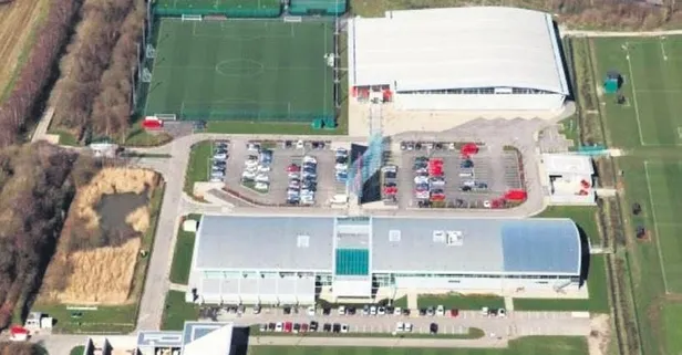 Manchester United Teknik Direktörü Erik ten Hag antrenman sahasına duvar ördü!