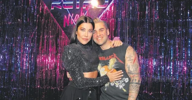 Deniz Akkaya, 90'ların çaldığı gecede saatlerce eğlendi