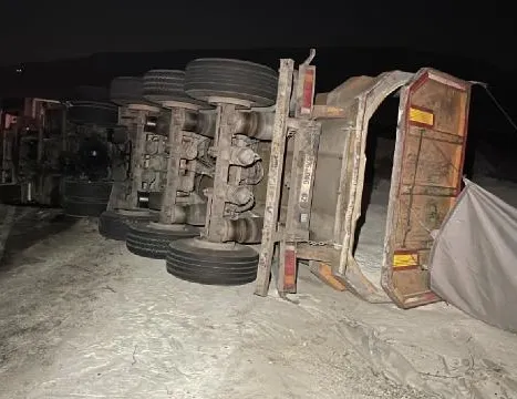 Karabük’te cam madeni yüklü tır devrildi