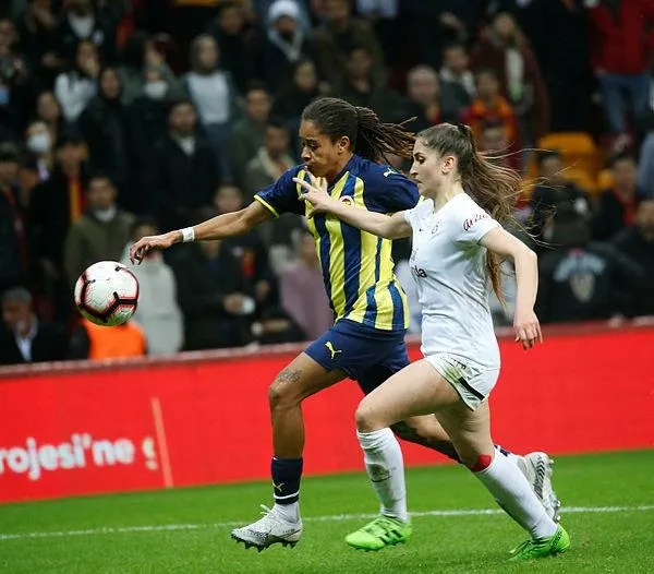 shameeka-sov-yapti-kadinlar-derbisinde-farkli-skor-galatasaray-0-7-fenerbahce-mac-sonucu-1638900468016.jpeg