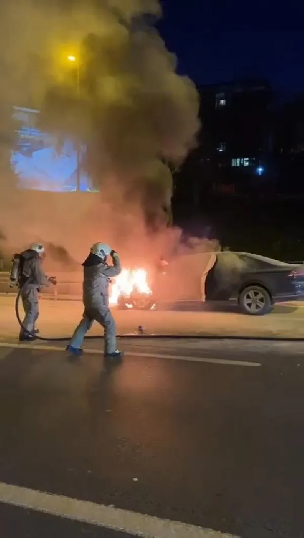 15-temmuz-sehitler-koprusunde-otomobil-alev-topuna-dondu-1704481454604.jpeg 15 Temmuz Şehitler Köprüsü'nde otomobil alev topuna döndü!-2