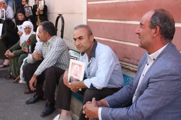 Diyarbakır'daki evlat nöbeti 17. gününde: Duvar dibine çöktü, hüngür hüngür ağladı