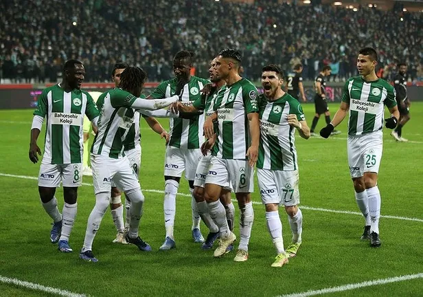 son-dakika-fenerbahce-besiktas-derbisindeki-cirkin-tezahurat-ve-saha-olaylari-nedeniyle-pfdkya-sevk-edildi-1640103672570.jpeg Son dakika: Fenerbahçe, Beşiktaş derbisindeki çirkin tezahürat ve saha olayları nedeniyle PFDK'ya sevk edildi!-3