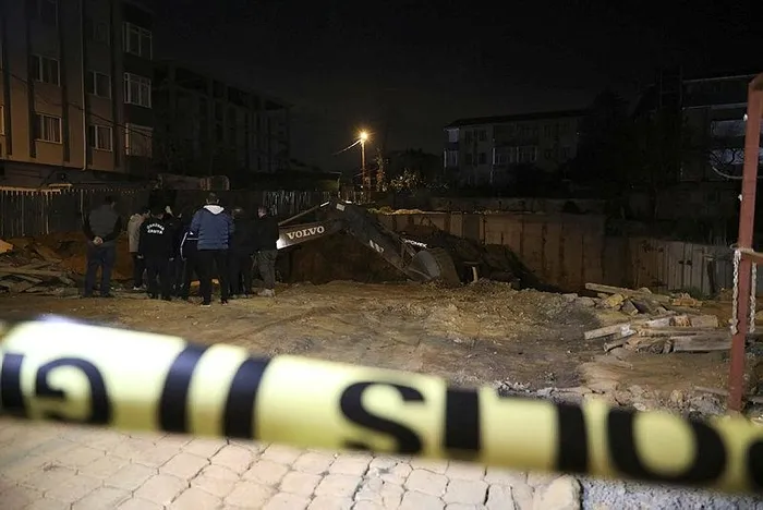 uskudarda-korku-dolu-anlar-toprak-kaymasi-nedeniyle-bir-bina-bosaltildi-1704159069810.jpeg Üsküdar'da korku dolu anlar! Toprak kayması nedeniyle bir bina boşaltıldı-2