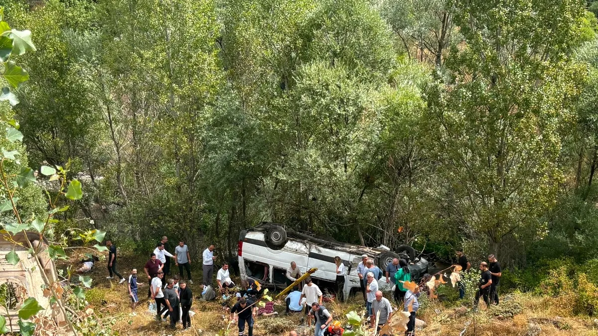 Sivas'ta yolcu minibüsü şarampole devrildi: 4 kişi hayatını kaybetti, 10 kişi yaralandı! Ölenlerin kimlikleri belli oldu
