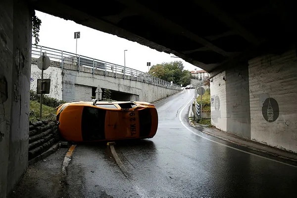 istanbulda-yolda-kayan-taksi-duvara-carpip-takla-atti-1633766399059.jpg İstanbul'da, yolda kayan taksi duvara çarpıp takla attı-4