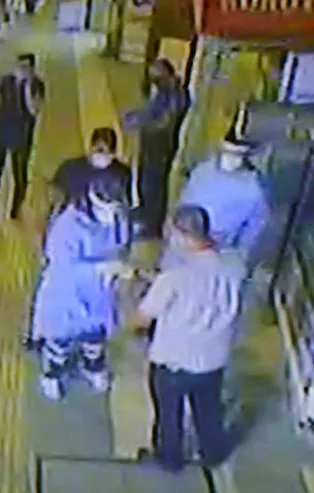 Koronavirüslü bakkal dükkanını açtı, polis ekipleri yakaladı! Şok sözler