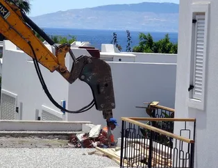 Yılmaz Özdil'in kaçak villasında hilti ile kırılamayan duvarlar kepçeyle yıkıldı
