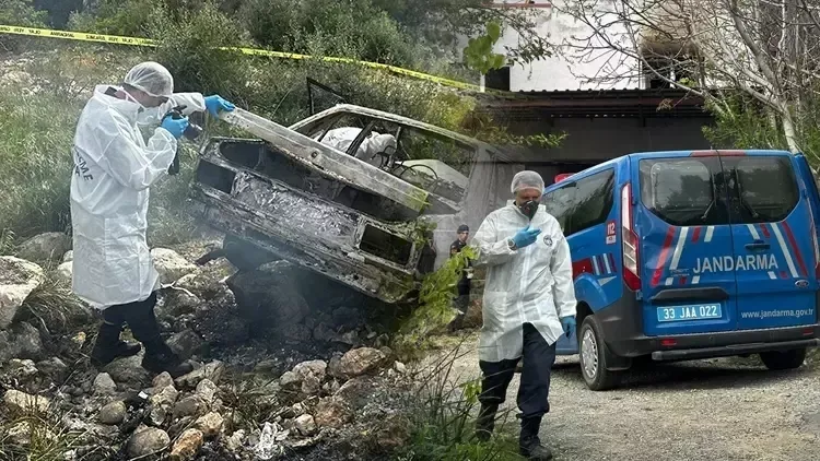 Mersin'de akılalmaz cinayet! Anne ve oğlunu evde, babayı arabada ateşe verdi!-5