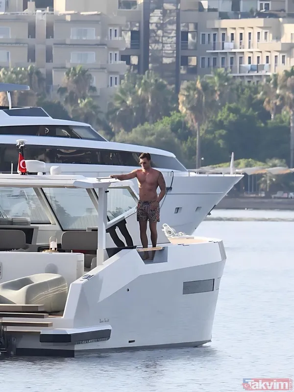 1,5 milyon Euro değerinde! Kıvanç Tatlıtuğ lüks teknesiyle Yalıkavak’ta ilk kez görüntülendi - 2