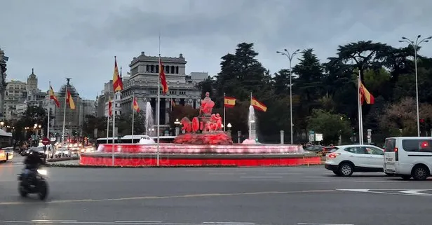 Madrid’de ’Türkiye’ coşkusu! Cumhuriyet’in 100. yılında Madrid’deki Kibele Meydanı kırmızı beyaz renklerle ışıklandırıldı