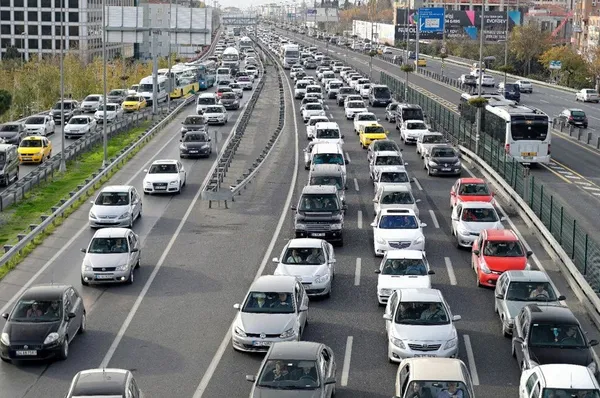 son-dakika-istanbul-trafiginde-bayram-yogunlugu-yollar-kilit-yuzde-60in-uzerinde-1651500494835.jpg