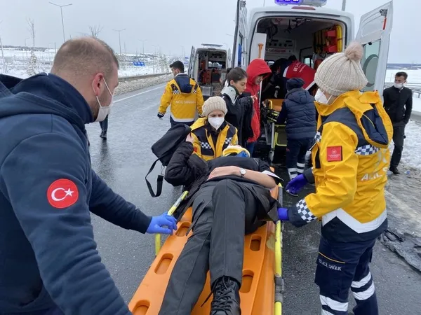 istanbul-havalimanina-guvenlik-personelini-tasiyan-servis-minibusu-devrildi-yaralilar-var-1643116005801.jpg İstanbul Havalimanı'na güvenlik personelini taşıyan servis minibüsü devrildi: Yaralılar var-4
