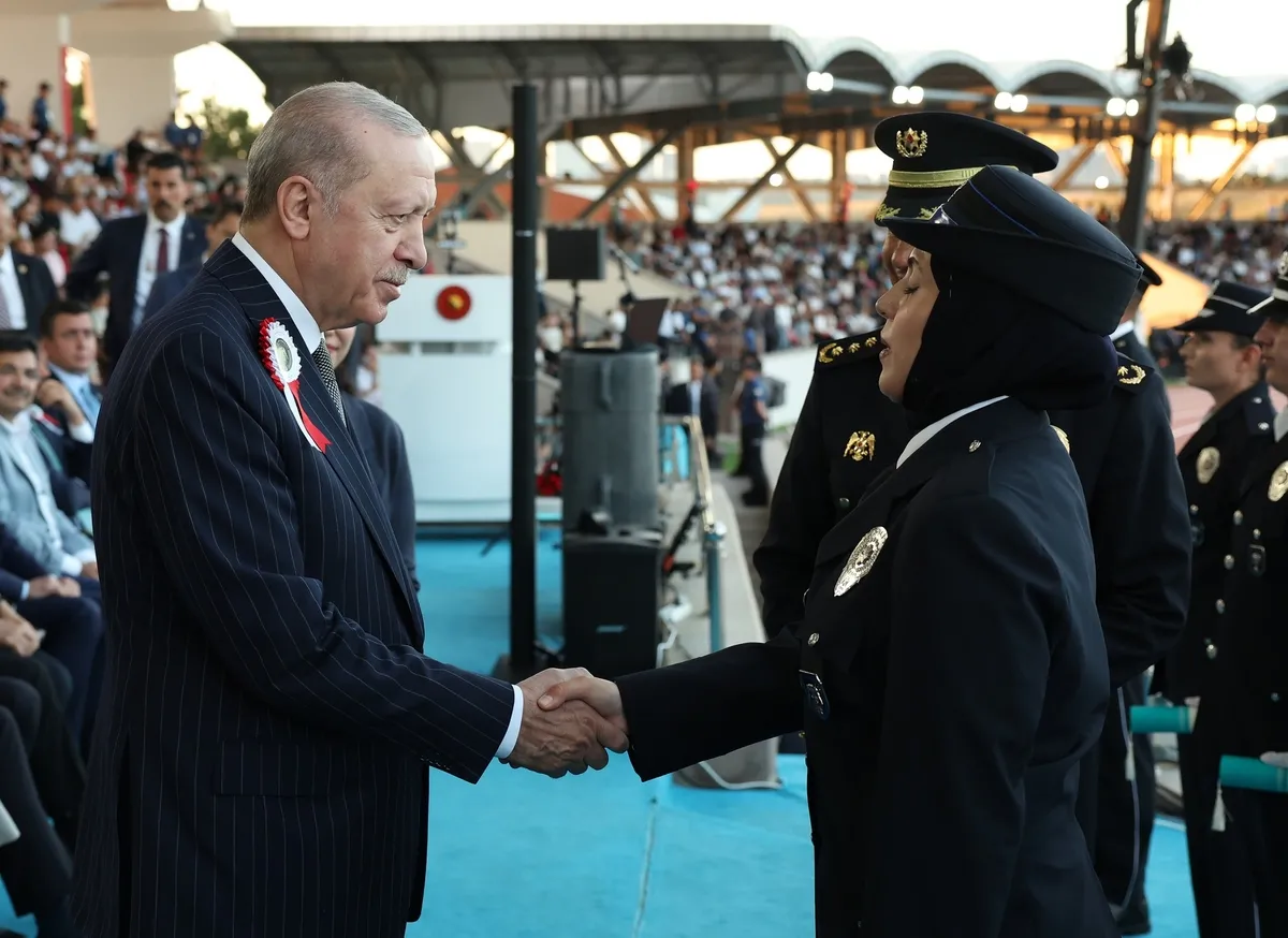 polis-akademisinde-mezuniyet-heyecani-emniyete-13-bin-610-yeni-nefer-15-temmuz-sehitleri-unutulmadi-1782410409194.jpeg Polis Akademisi’nde mezuniyet heyecanı! Emniyet’e 13 bin 610 yeni nefer: 15 Temmuz şehitleri unutulmadı-3
