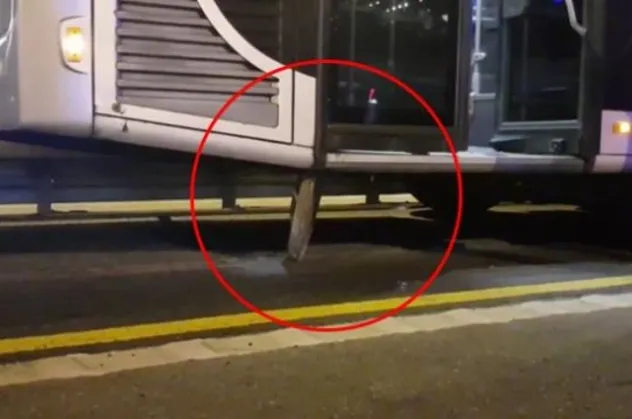 Son dakika: Avcılar'da akılalmaz kaza!  Rögar kapağı metrobüse saplandı: 1 yaralı