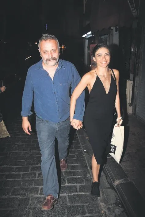 Kendisinden 19 yaş büyük yönetmen Onur Ünlü ile aşkı süren Hazar Ergüçlü, ilişkisi hakkında konuştu-1