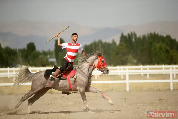 Malazgirt Zaferi'nin 951. yıl dönümünde Ahlat'tan coşku dolu kareler! Başkan Erdoğan ve Devlet Bahçeli Selçuklu mezarını ziyaret etti - 42
