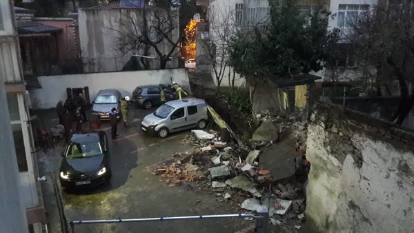 istanbulda-saganak-yagmur-uskudarda-istinat-duvari-coktu-4-arac-zarar-gordu-1639670001263.jpg İstanbul'da sağanak yağmur! Üsküdar'da istinat duvarı çöktü 4 araç zarar gördü-6