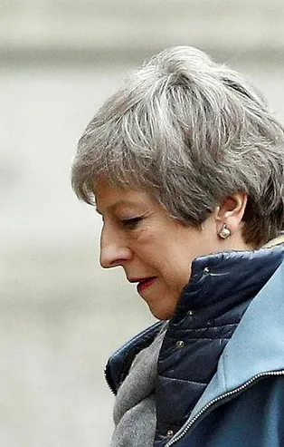 Theresa May'e bir darbe daha! 7 seçenek kalacak...