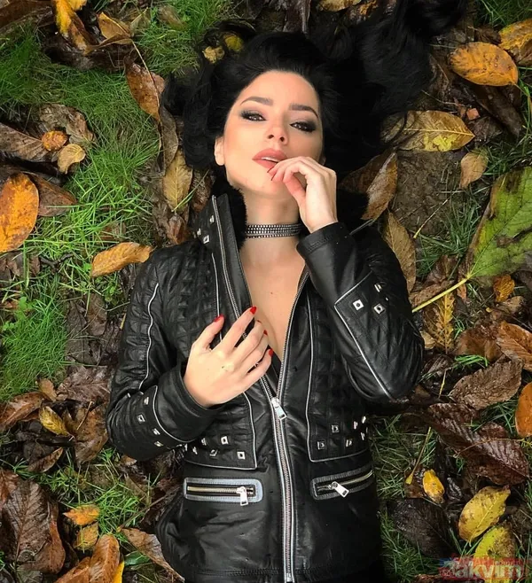 Merve Boluğur imaj değiştirdi! Verdiği poz olay oldu son haline yorum yağdı: "Yeni saç bahane mini etek şahane" - 18