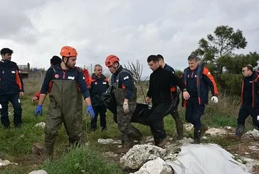 İzmir’de sel sularına kapılan otomobildeki 2 kişi hayatını kaybetti: 1 kayıp aranıyor