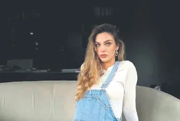 Karnı burnunda poz!