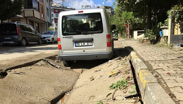İstanbul'da yol çöktü! Araçlar çukura düştü