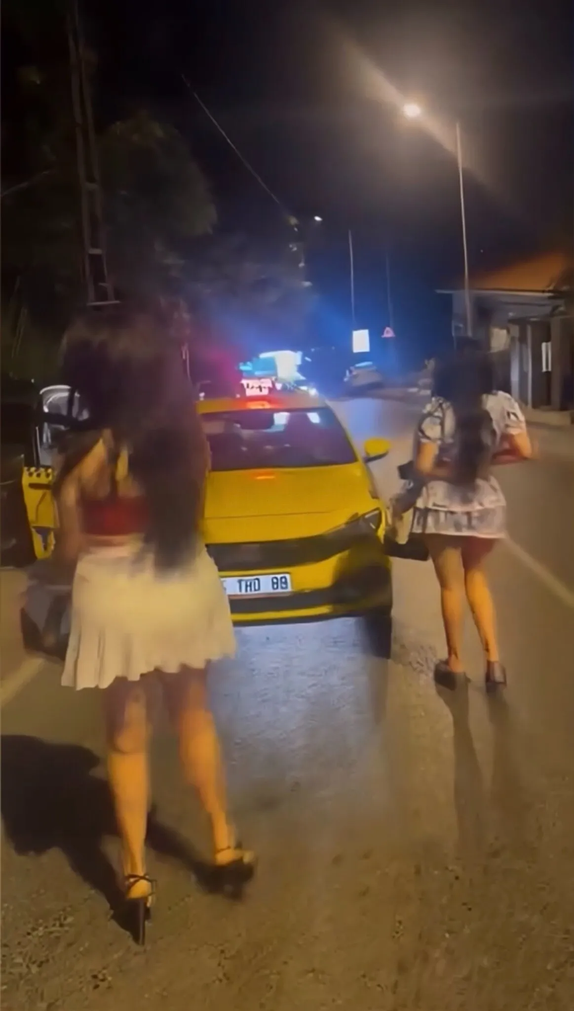 1786813649015.jpeg Etiler'de taksimetre krizi! Ücreti ödemek istemeyen 3 kadın şoföre saldırdı-1