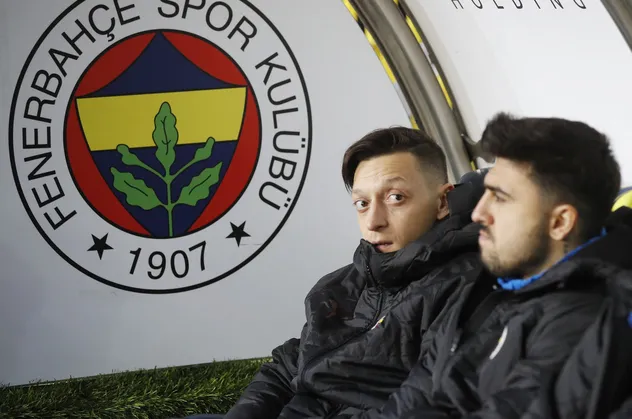 Ozan Tufan için Hull City ile görüşmelerini sürdüren Fenerbahçe, kulübe flaş bir Mesut Özil teklifi yaptı!