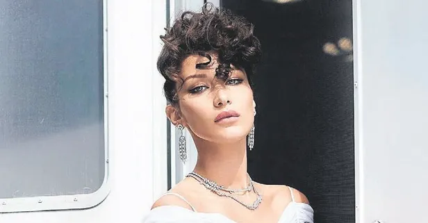 Kapadokya'da Mert Alaş'a poz veren Bella Hadid evindeki nazar boncuklarının fotoğrafını çekti