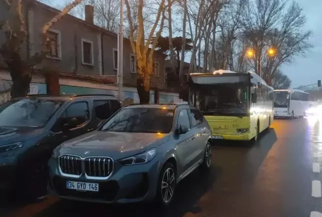 İETT yine formunda! Otomobile çarptı