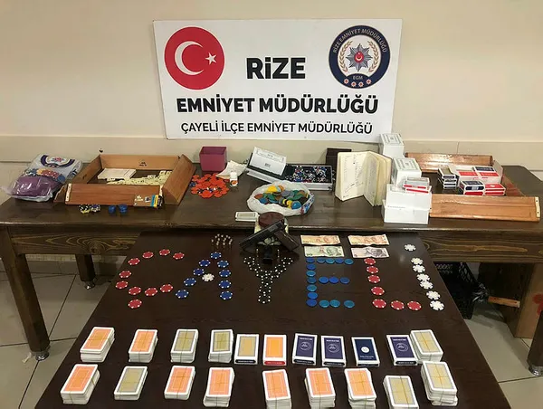 kirmizi-kategoride-yer-alan-rizedeki-bir-evde-kumar-oynayan-3u-gurcu-21-kisi-yakalandi-1615387741979.jpg Kırmızı kategoride yer alan Rize'deki bir evde kumar oynayan 3'ü Gürcü, 21 kişi yakalandı-2