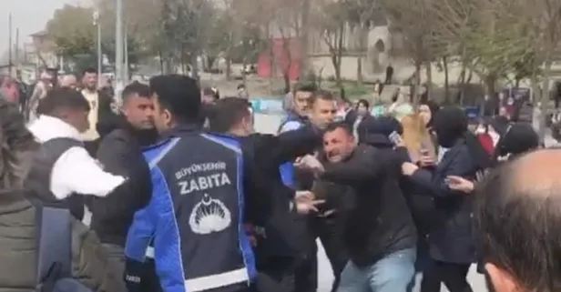 İBB zabıtaları ve seyyar satıcılar arasında tekmeli yumruklu kavga