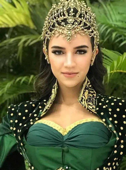 Tara de Vries'ın Osmanlı rüzgarı estiren kostümü büyük beğeni topladı-2