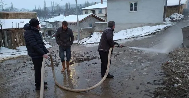 Ne tuz ne solüsyon! Kütahya’da köylüler buz tutan yolları 51 derece sıcaklıktaki şifalı kaplıca suyuyla açıyor
