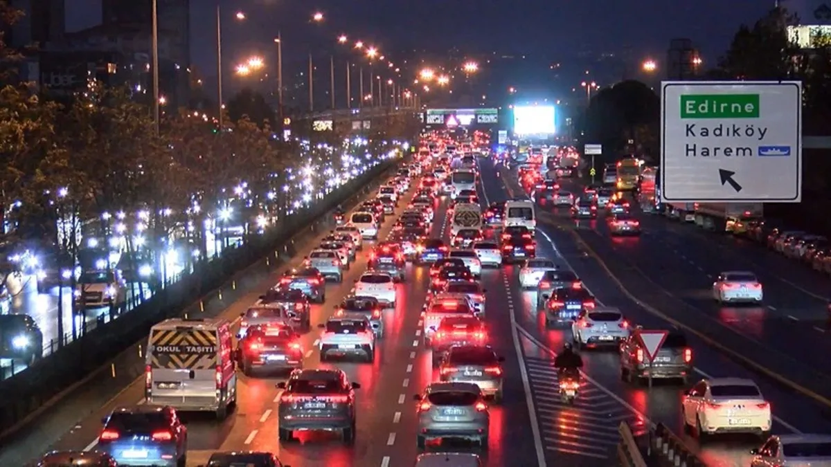 Haftanın ilk iş günü İstanbul'da trafik kilit! Anadolu yakasında yüzde 90'a ulaştı