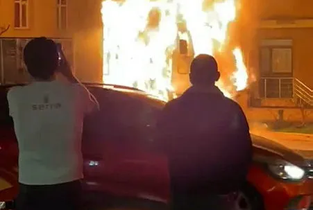 Pendik’te park halindeki kamyon alev alev yandı