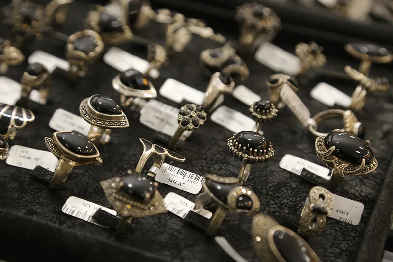 kararan-takilari-paril-paril-yapacak-yontem-altin-gumus-celik-bakir-ne-takiyorsaniz-ilk-gunku-gibi-olacak-1721242669577.jpg Altın, gümüş, çelik, bakır ne takıyorsanız ilk günkü gibi olacak! Kararan takıları parıl parıl yapacak yöntem!-2