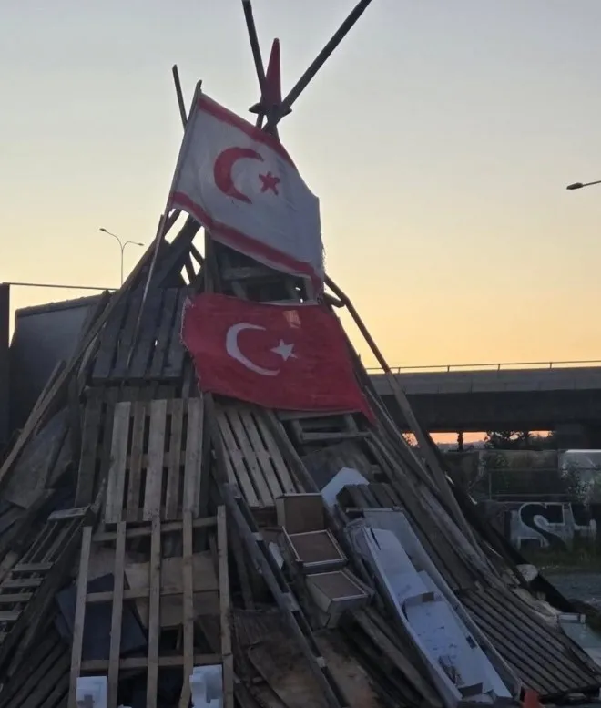 guney-kibrista-paskalya-bayrami-bahanesiyle-turk-bayragini-yaktilar-1776008376444.jpeg Güney Kıbrıs'ta Paskalya Bayramı bahanesiyle Türk bayrağını yaktılar!-3